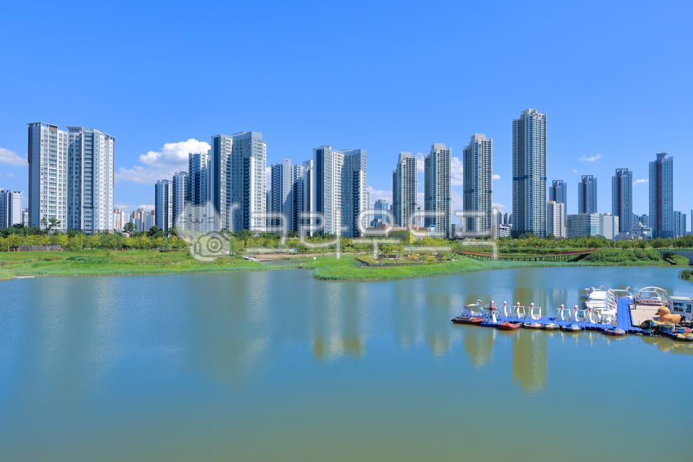 Cheongna Lake Park,Cheongna International City,Cheongna-dong,city,lake,building,apartment,residential area,water,park,sky,blue,green,summer,Incheon City,building,architecture,cityscape,downtown,duck boat,Incheon,Cheongna New Town