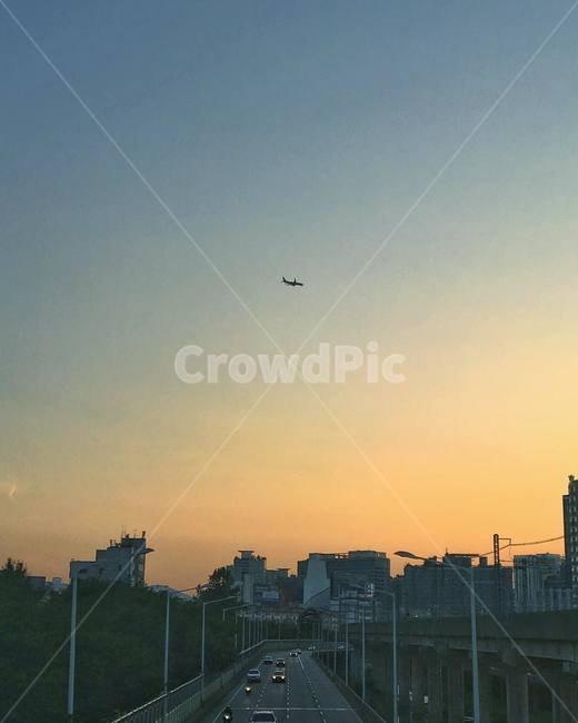 햇살,sunshine,transportation,교통,automobile,자동차,vehicle,차량,car,차,노을,석양,해질녘,오후,afternoon,저녁,evening,road,도로,highway,고속도로,freeway,고속도로,하늘,sky,비행기,airplane,landing,착륙,도시,풍경,city,landscape