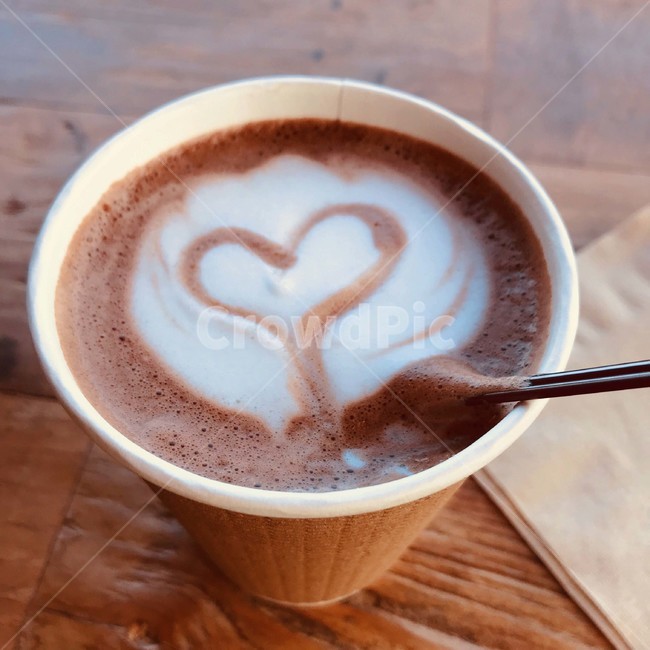 커피,하트,cup,drink,컵,coffeecup,beverage,라떼,latte,커피컵,마실것,dessert,디저트,food,뜨거운초콜릿,hotchocolate,식품,chocolate,초콜릿