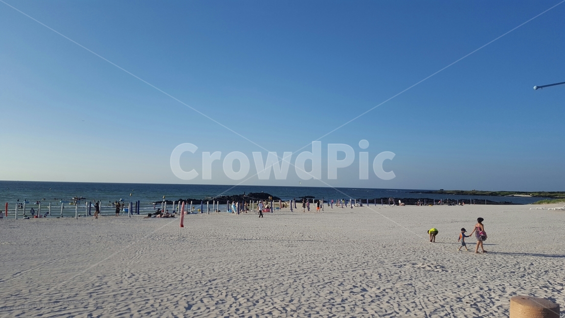바다,돌,하늘,빛,햇빛,파도,beach,sky,lights,sunlight,wave,stone,blackstone,현무암,제주도,사람,해변가,ocean,sea,해변,바다,beach,sea