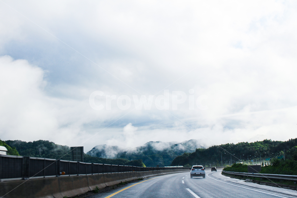 고속도로,자동차,화창한,안개,구름,우리나라고속도로,한국,korea,차,stransportation,car,도로,야외,비온뒤맑음,교통,교통수단,traffic,expressway,highway,휴가,강원도,가는길,감성사진,풍경,한적한,맑음,맑은,쾌청한,구름낀,운치있는,산,mountaion,푸른하늘,산맥,nature,절경,landscape,교통,교통수단,traffic,transportation