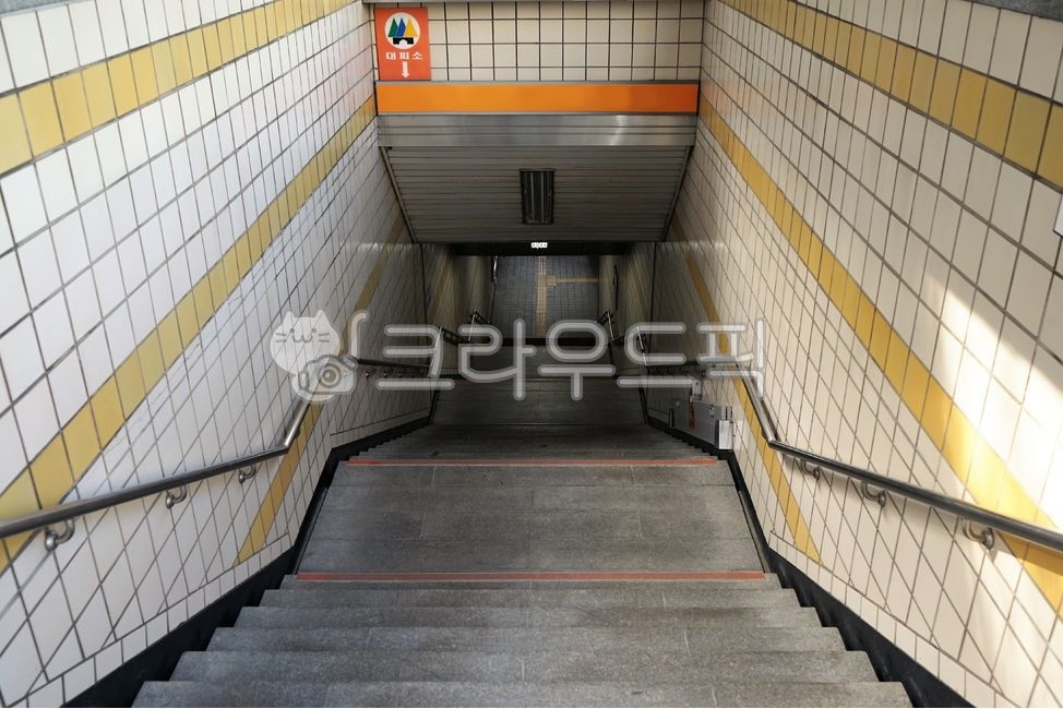 지하철출입구,손잡이난간,타일,지하도,banister,계단,staircase,handrail,subway,stairs,통로