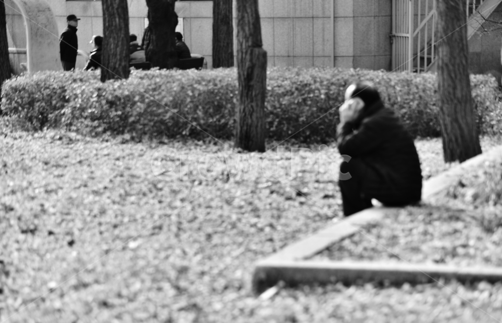 노인,노인네,외로움,고독,쓸쓸함,소외,사람들,장년,노년,silver,노인문제,고령화사회,공원,파크,야외,옥외,outdoor,초고령사회,배경,바탕,백그라운드,사회문제,실버세대,무료함,인간,사람,공원벤치,빈의자,흑백,bw,person,human,사람,인물,인간,human,person,노인,어르신,old man, senior citizen
