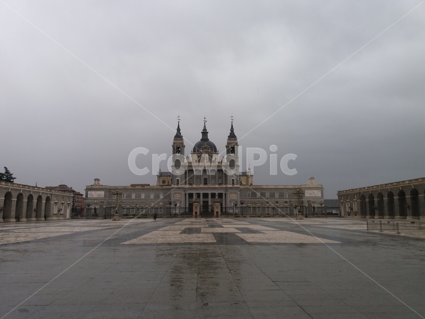 스페인,마드리드,대성당,알무데나대성당,아르메이아광장,광장,europe,city,madrid,spain,cathedral,almudena,catholic,plaza,건축물,architecture,dome,둥근천장,도심,downtown,건물,building