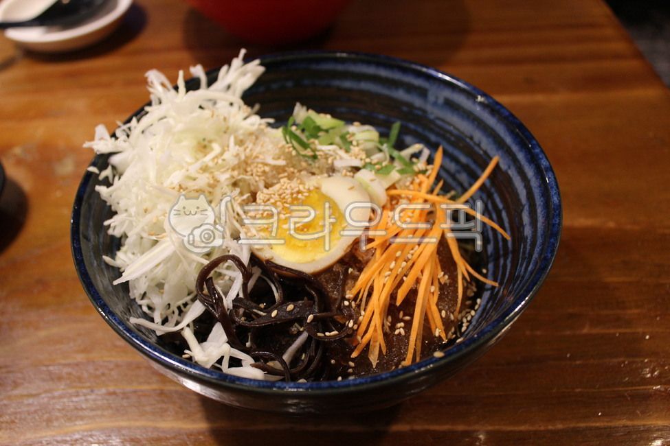 라멘,라면,일본라멘,일본라면,냉라면,양배추,찐계란,당근,다시마,일본음식,일식,면요리,접시,그릇,나무식탁,테이블,면,누들,음식,food,noodle,국수,egg