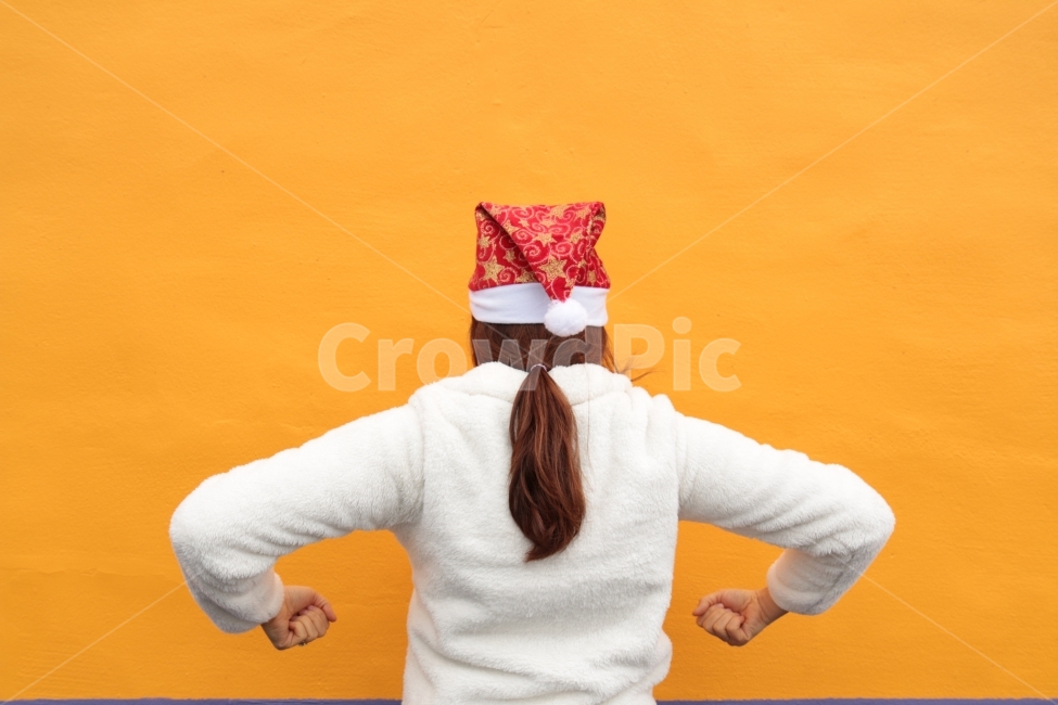 겨울,계절,사람,여성,인물,크리스마스,산타,여자,노란,노랑,벽,연출,people,winter,season,santa,패션,스타일,감성,성탄절,이벤트,축하,기념,겨울,계절,winter,season,사람,인물,인간,human,person,여성,여자,woman,female,lady,기념일,축하,anniversary,congratulation,celebrate,celebration,메리크리스마스,성탄절,merry christmas