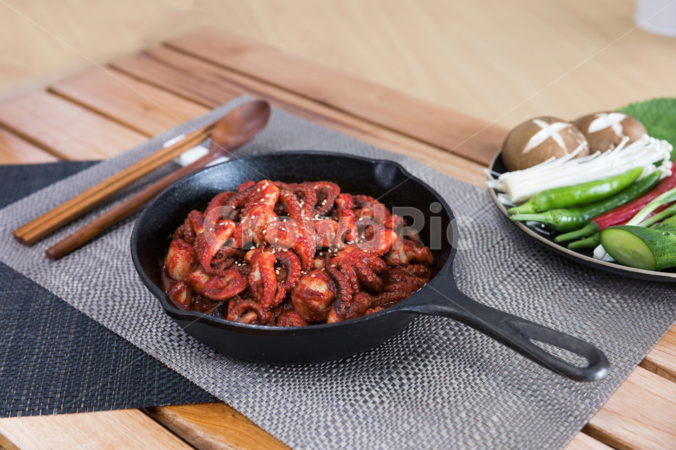 주꾸미,요리,다이어트,매운음식,식기류,건강식,조리법,소면,그릇,테이블,식사,맛있다,먹다,별미,낙지,문어,맵다,짜다,준비,숟가락,식탁,붉다,해산물,바다요리,재료,한국,전통,음식,배고프다,무침,볶음,프라이팬,식당,밥,볶다,젓가락,매콤하다,양념,음식,식재료,요리,food,cook,meal,dishes,food reserves,한식,한국음식,한국요리,korean food,korean dishes,korean meal,korean cook