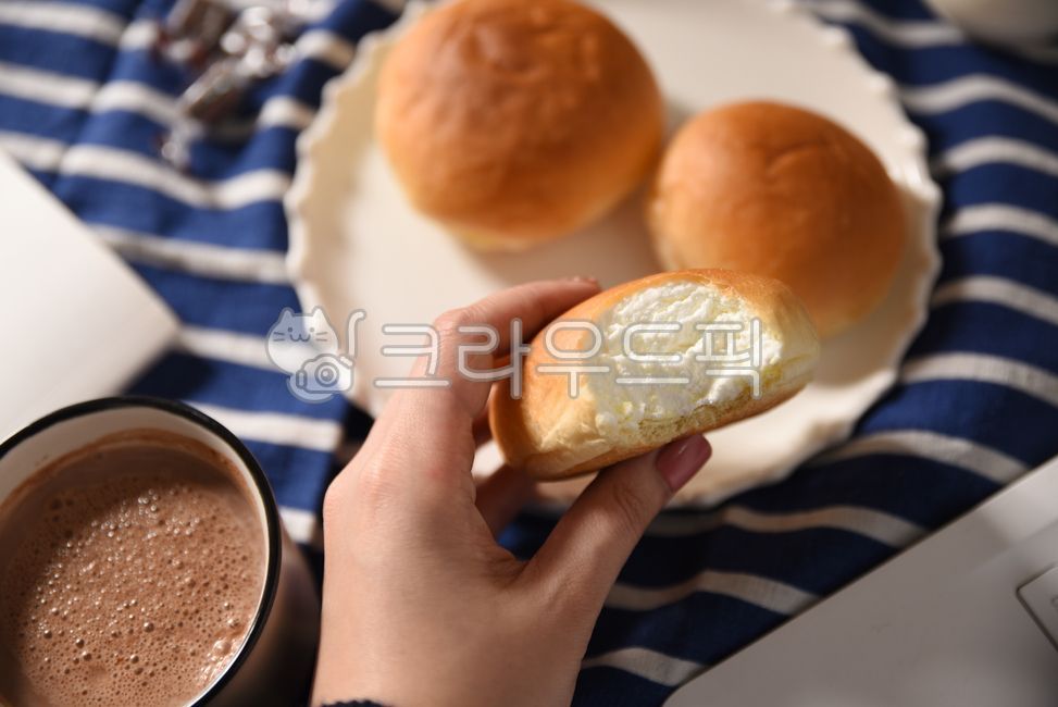 크림빵,빵,크림치즈빵,크림,크림치즈,크림치즈요리,음식,간식,디저트,베이커리,후식,creamcheese,bread,cream,food,creamcheesebread,dessert