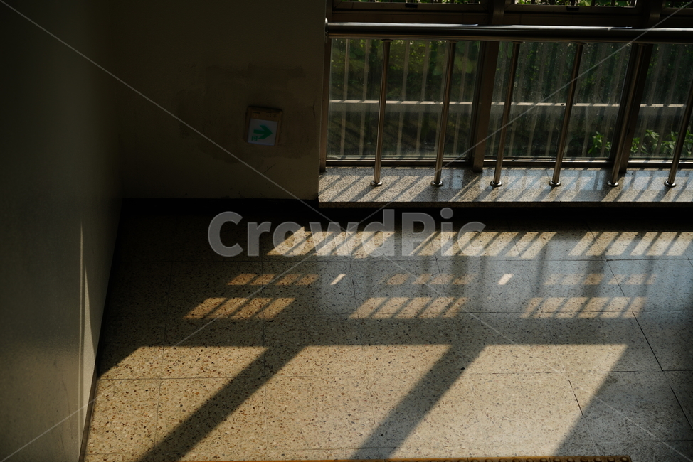 창,창문,window,건물,실내,창가,빛,flooring,바닥,handrail,난간,그림자