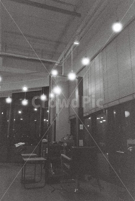 work,black and white photography,night,film,lighting,film photography,analog,light,bw,beauty salon,monochrome,35mm,workplace