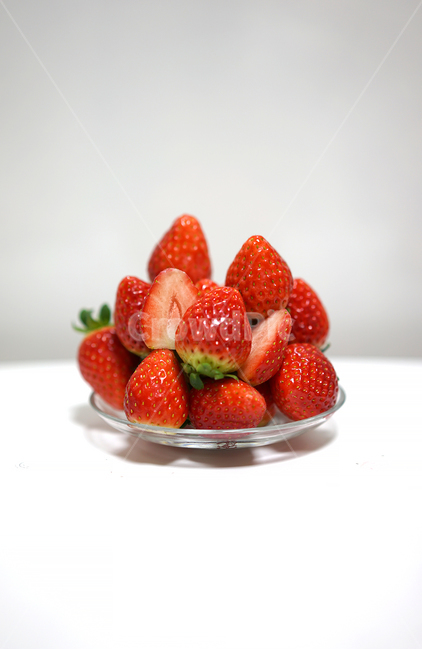 딸기,strawberry,과일,음식,겨울철과일,빨강,레드,red,베리,음식,식재료,요리,food,cook,meal,dishes,food reserves,과일,열매,fruit