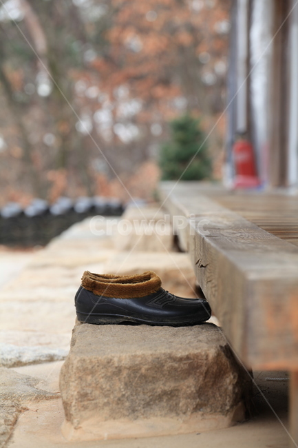 털신,footwear,신발류,wood,나무,겨울,계절,돌,마루,한국전통,한국문화,korean traditional,korean culture