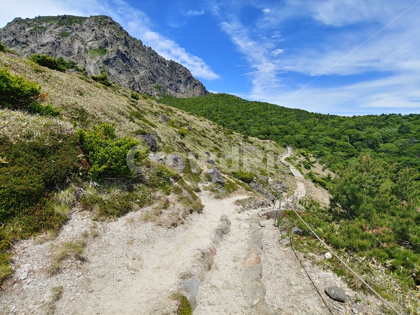 하늘,산,구름,들판,길,mountain,sky,clouds,green,초록,등산,한라산,배경,바위,rock,stone,tower