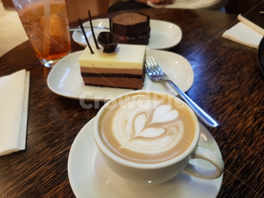 커피,카페라떼,라떼,라떼아트,조각케이크,케이크,초코케이크,무스케이크,coffee,latte,latteart,cake,chocolatecake,beverage