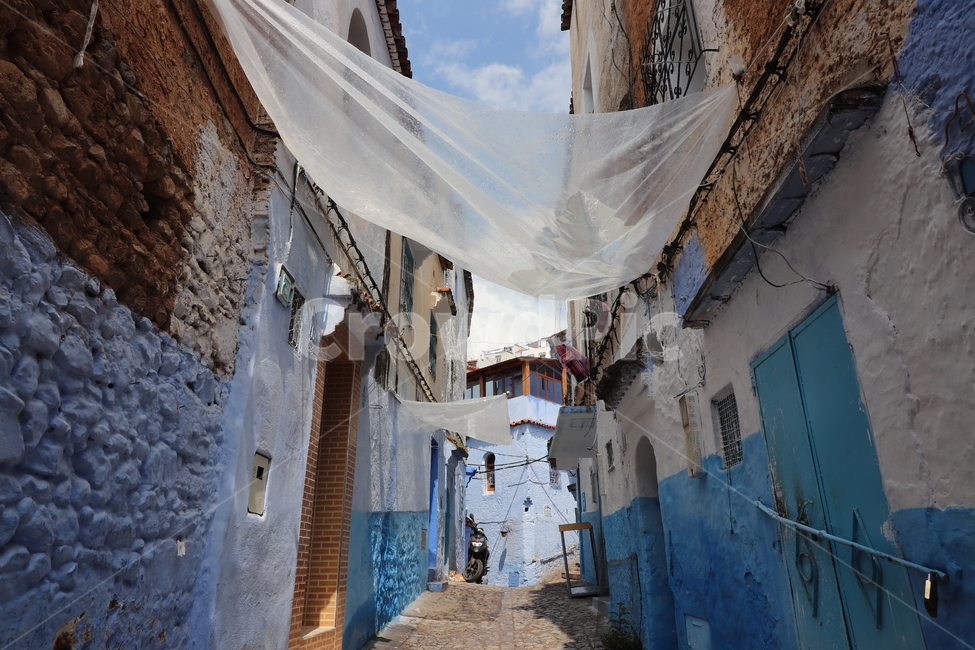 쉐프샤우엔,천,하얀천,하늘색,파란색,골목길,alley,walkway,보도,path,통로,flagstone,판석