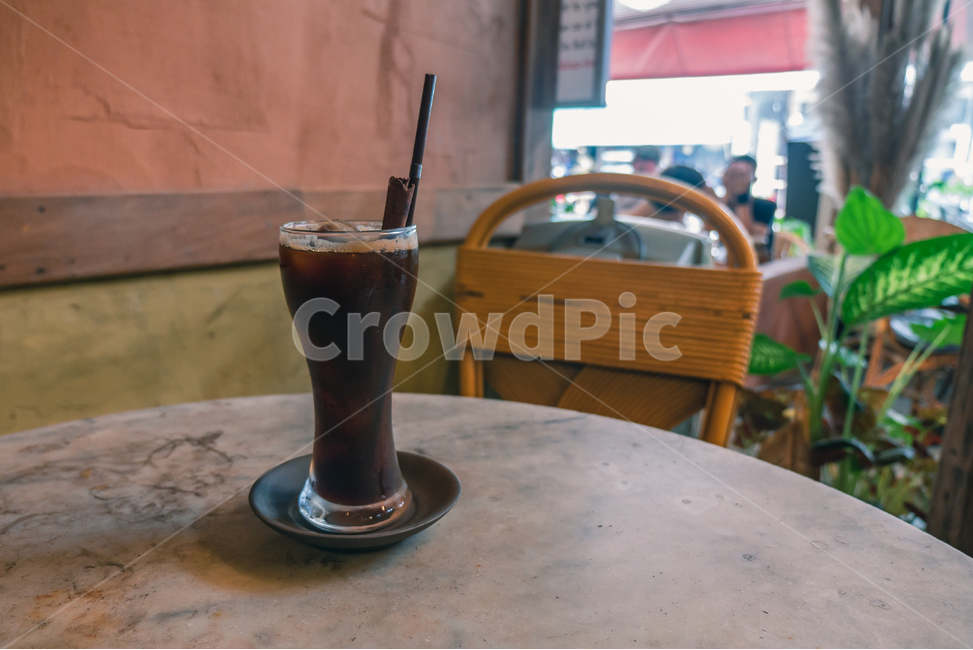 아이스아메리카노,시나몬,계피,얼음,카페,아이스,아메리카노,coffee,americano,ice,iced,cafe,테이블,인테리어,음료,여름,아이스음료,여름음료,시원한커피,cool,커피,카페,coffee,cafe