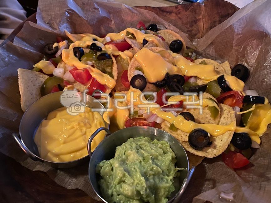 Beer snacks,Drink snacks,guacamole,Nacho dish,Nacho cheese dish,Pub cuisine,Nacho snack