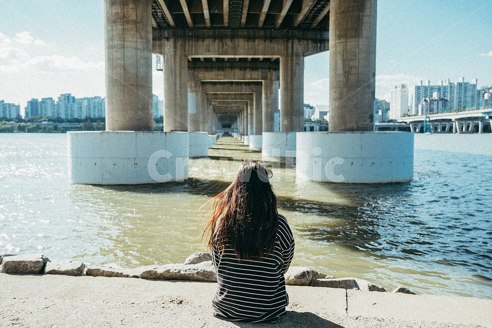 동생,한강,풍경,landscape,sister,도시,풍경,city,landscape,한국도시풍경,한국도시경관,korea cityscape,사람,인물,인간,human,person,여성,여자,woman,female,lady,감성,sensible,feeling,휴식,힐링,rest,relaxation,healing,고독함,외로움,쓸쓸함,우울함,슬픔,lonely,solitary,water,물