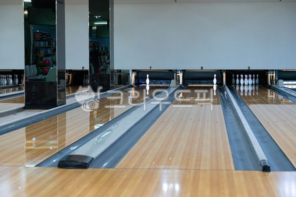 Sports,exercise,ball game,bowling,bowling alley,indoor sports,bowling pins,bowling deck,ball,bowling ball,lane,pin,sports,leisure,leisure,game,entertainment,play