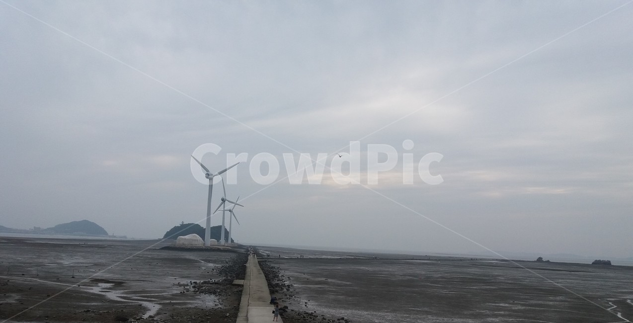풍력발전기,windpowergenerator,갯벌,mudflat,하늘,sky,섬,island,썰물,tide,바다,sea,에너지산업,energy industry