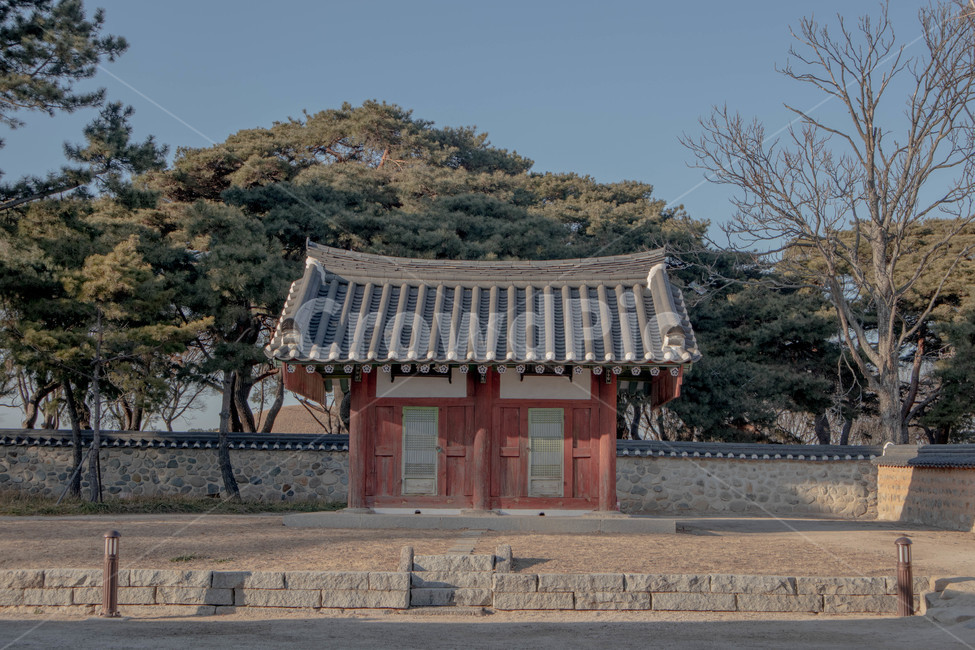 외로움,혼자,겨울,햇빛,나무,한국전통,한국문화,korean traditional,korean culture,건축물,건물외관,exterior,building,structure,architecture,construction
