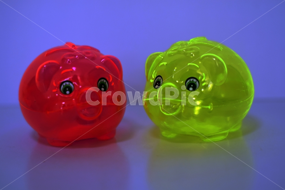 저금통,저축,부자,희망,돼지,빨강,녹색,파랑,눈,동전,지폐,Piggybank,colors,red,green,blue,금융,돈,finance,banking,money,사물,물건,오브젝트,thing,object,matter