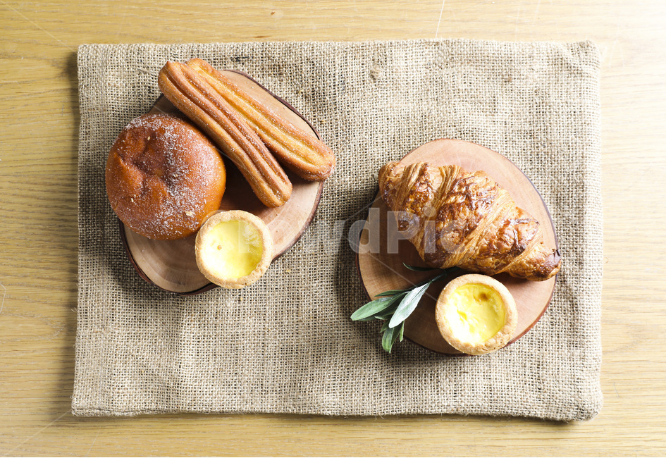 식사,음식,빵,브레드,주방,쿠킹,meal,bread,아침,런치,베이커리,부엌,식탁,food,밀가루음식,테이블웨어,나무,원목,wood,손,남자,hand,morning,음식,식재료,요리,food,cook,meal,dishes,food reserves,빵,bread,연출,컨셉,콘셉,direction,concept