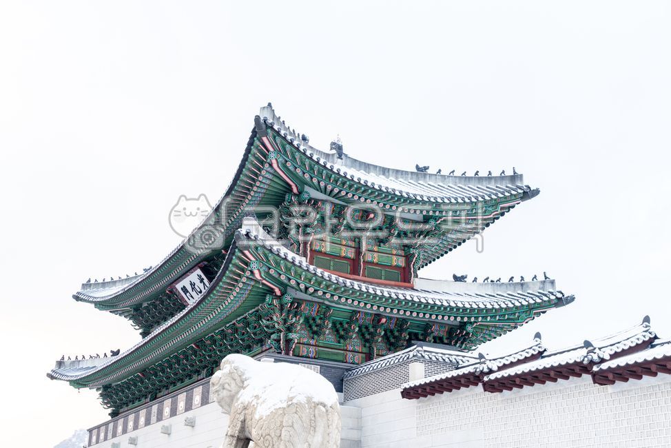 palace,Koreanstyle building,winter palace,Gyeongbokgung Palace eyes,Joseon Dynasty Royal Palace,Gwanghwamun,building,Haitai Award,Gyeongbokgung,snow covered roof tiles,Snowy Palace,tile roof,Gyeongbokgung Palace wall,architecture
