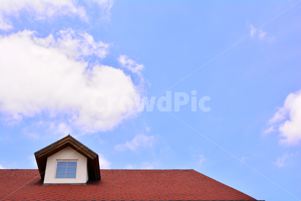 옥탑방,창문,지붕,하늘,구름,sky,window,빨간지붕,roof,다락방,해맑은날,청명,맑은날,뭉게구름,여백,배경,건축물,건물외관,exterior,building,structure,architecture,construction