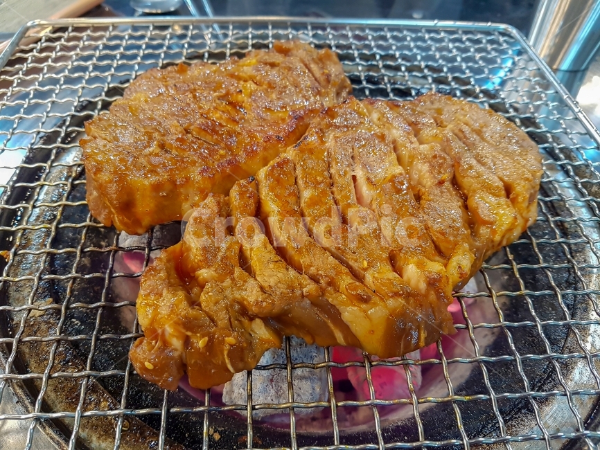 음식,요리,식재료,식사,한식,한국음식,한국요리, 디저트,간식,맛있는,신선한,싱싱한,건강한,고기,육류,중식,푸드,맛,배경,바탕,맛좋은,술,갈비,목살,돼지고기,석쇠,그릴,숯,양념,food,cook,Foodingredients,meal,meat,korea,korean,delicious,fresh,healthy,vegetable,background,drink,flavor,dish,lunch,dinner,gourmet,cuisine,tasty,Pork,음식,식재료,요리,food,cook,meal,dishes,food reserves,육류,고기,meat,한식,한국음식,한국요리,korean food,korean dishes,korean meal,korean cook