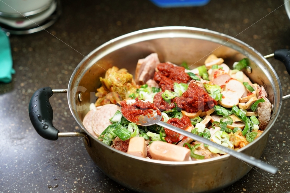 요리,부대찌개,찌개,음식,푸드,국물요리,집밥,저녁메뉴,식사,식사시간,국물,요리솜씨,냄비,우리집밥,음식,식재료,요리,food,cook,meal,dishes,food reserves,한식,한국음식,한국요리,korean food,korean dishes,korean meal,korean cook