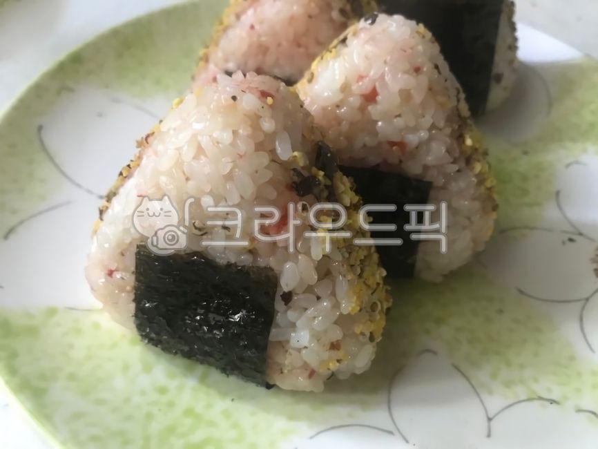 japanese food,triangle gimbap,lunch box,gimbap,breakfast,rice ball,food