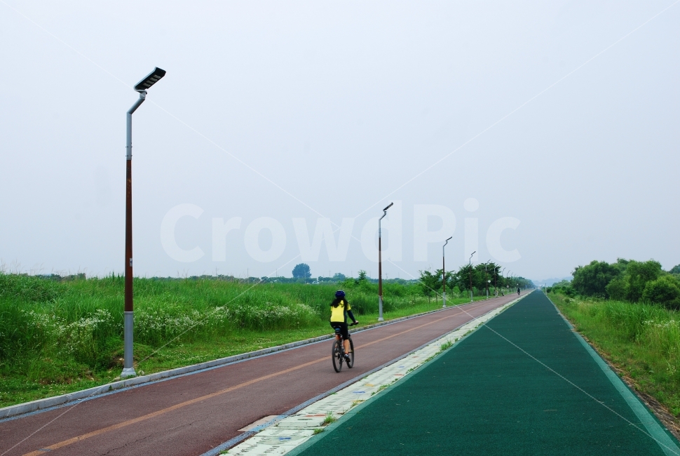 자전거길,전용도로,질주,사람,강변,달리다,ride,sns,wep,homepage,green,bicycle,녹색,그린,초록,길,강가에서,주말,휴일,레저,취미,힐링,바퀴,혼자,홀로,가로등,하늘,탁트인,시원한,조망,풍경,자연친화적,환경,콘텐츠,모바일,홈페이지,웹,배너,팝업,마케팅,출판,편집,시안,디자인,디자이너,오브젝트,끝없는,사선,라인,선,잡지,사보,카다로그,브로셔,뉴스레터,블로그,상쾌함,라이프스타일,일상,생활,건강,활력,광고,학습지,배경,백그라운드,바탕,서정,한강변,스포츠,레저,운동,sports,leisure,exercise