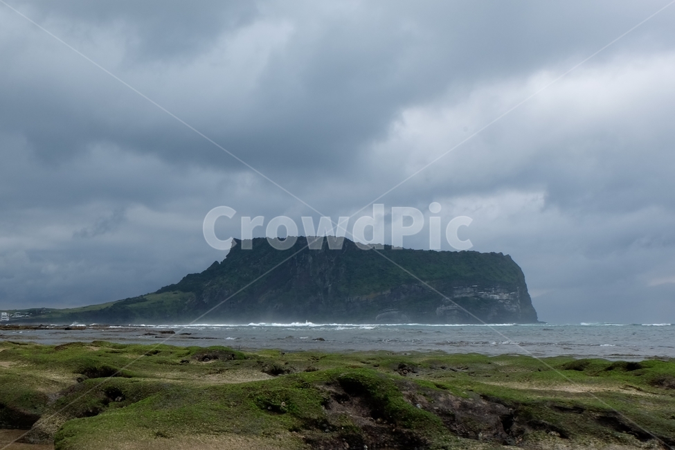 제주도,성산일출봉,바다,하늘,jeju,자연,풍경,nature,landscape,한국자연풍경,한국자연경관,korea nature landscape,제주도,jeju,jeju island,outdoors,옥외,land,땅,ocean,대양,water,물,sea,shoreline,해안선,promontory,곶,coast,연안