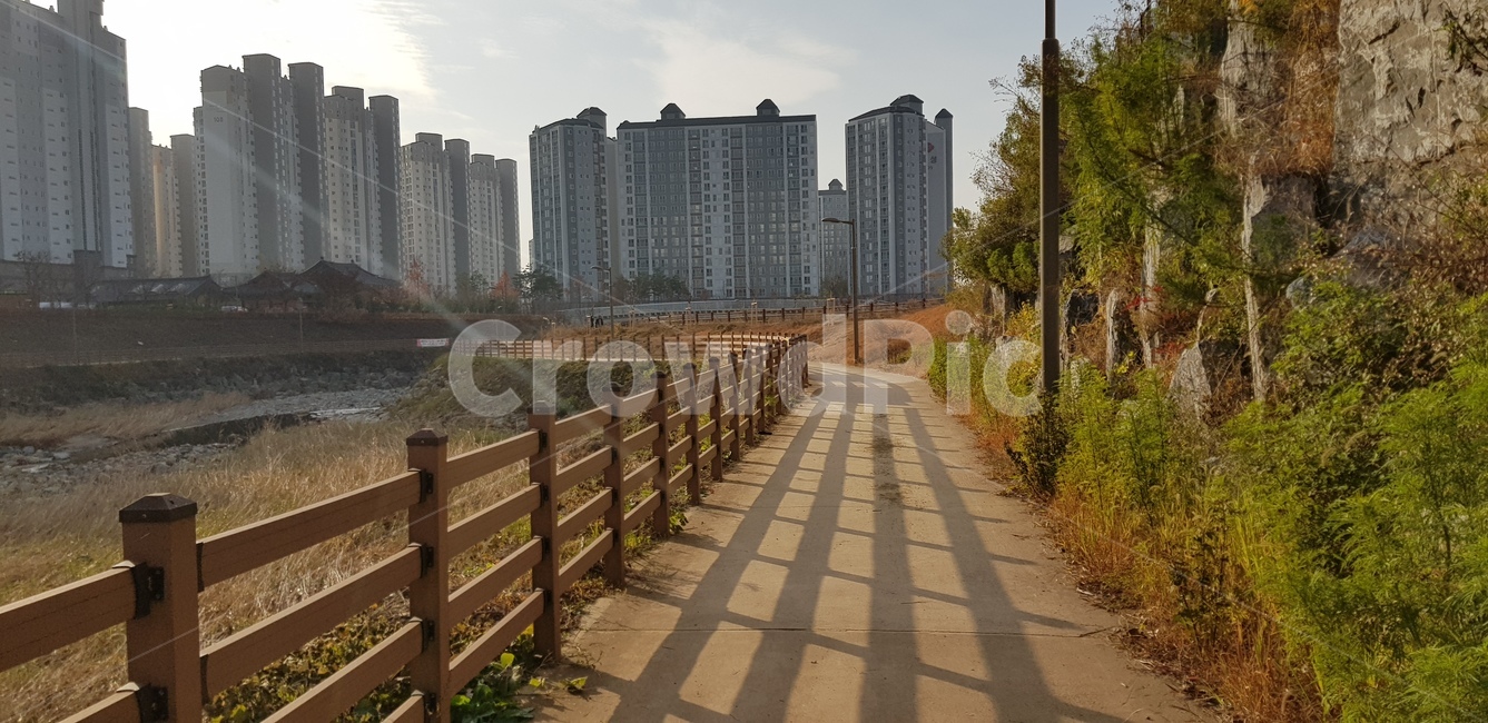 아파트산책로,아파트단지,아파트공원,산책로,도시,산책,조깅,강가,한국도시풍경,한국도시경관,korea cityscape