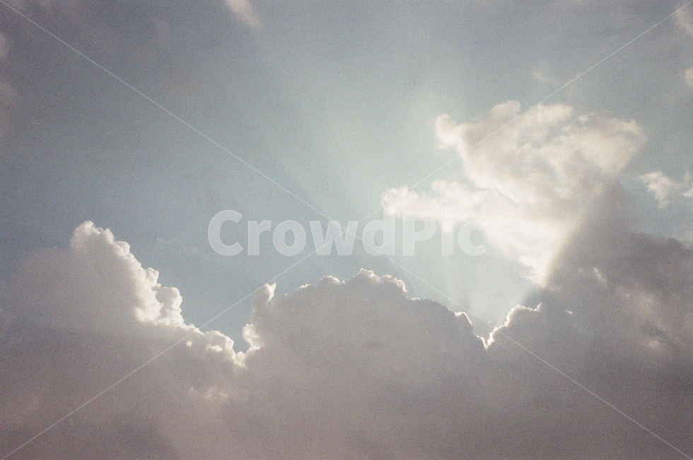 하늘,구름,빛,해,필름,그레인,햇빛,빛무리,film,filmphotography,sky,cloud,light,빛갈라짐,하늘색,하얀색,천지창조
