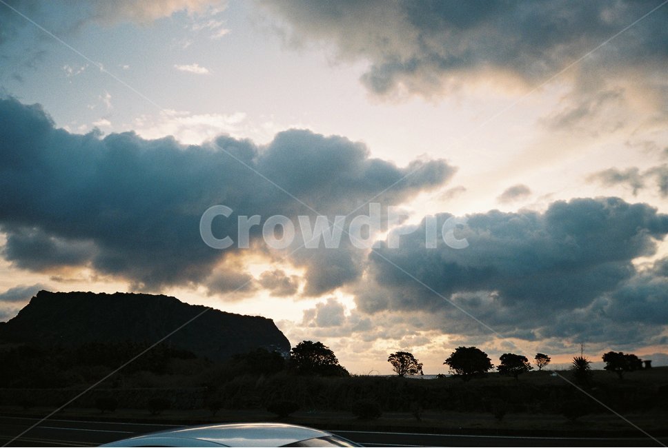바다,제주도,나무,도로,일출,구름,sea,jejudo,tree,road,sunrise,cloud,필름카메라,필름사진,필름,filmphoto,성산일출봉,하늘,태양,sky,sun,자연,풍경,nature,landscape,weather,날씨