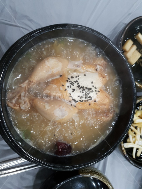 삼계탕,약초,산야초삼계탕,보글보글,bowl,사발,뚝배기,반찬,국물,몸보신,닭,깨,검은깨,대추,맛집,영계,어린닭,작은닭,삶은닭,뜨거운뚝배기
