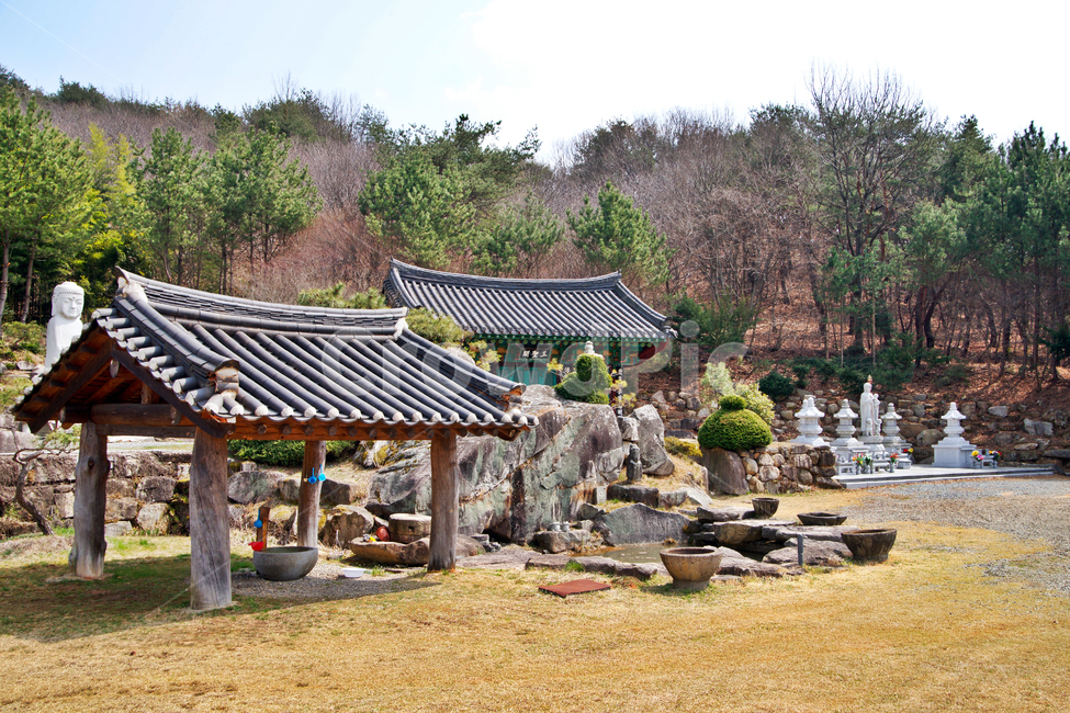 대웅전,석탑,성전암,양산,사찰,통도사,말사,산사,암자,천성산,한국전통,한국문화,korean traditional,korean culture,종교,신앙,religion,belief,faith,건축물,건물외관,exterior,building,structure,architecture,construction