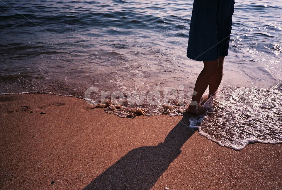 바다,sea,자연,nature,outdoors,옥외,필름,필름사진,film,apparel,의복,clothing,의류,person,사람,human,인간,해변,beach,물,water,해변,바다,beach,sea,신체일부,몸,body