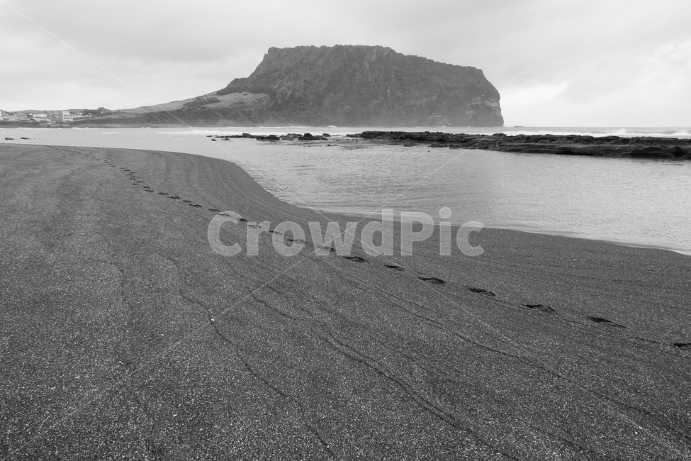 성산일출봉,모래사장,해변,제주도,발자국,발자취,제주,광치기해변,jeju,footprint,자연,풍경,nature,landscape,한국자연풍경,한국자연경관,korea nature landscape,해변,바다,beach,sea,제주도,jeju,jeju island,흑백,모노톤,monochrome,black and white,outdoors,옥외