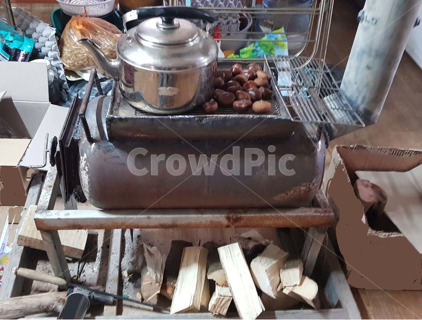 화목난로,주전자,밤,뗄감,시골집거실