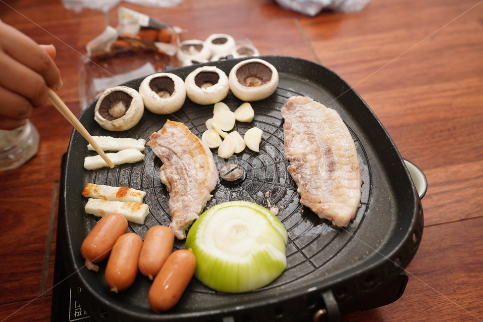 고기,삼겹살,육류,양파,소세지,치즈,불판,식사,안주,술자리,버섯,음식,푸드,구이,먹거리,돼지고기,음식,식재료,요리,food,cook,meal,dishes,food reserves,육류,고기,meat