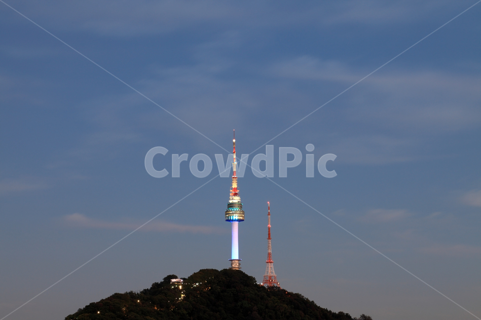 남산,타워,남산타워,서울타워,산,서울,한국,건물,건축물,자연,하늘,배경,백그라운드,풍경,야경,조명,불빛,랜드마크,landmark,tourist attraction,한국랜드마크,한국관광지,한국명소,korea landmark,korea tourist attraction