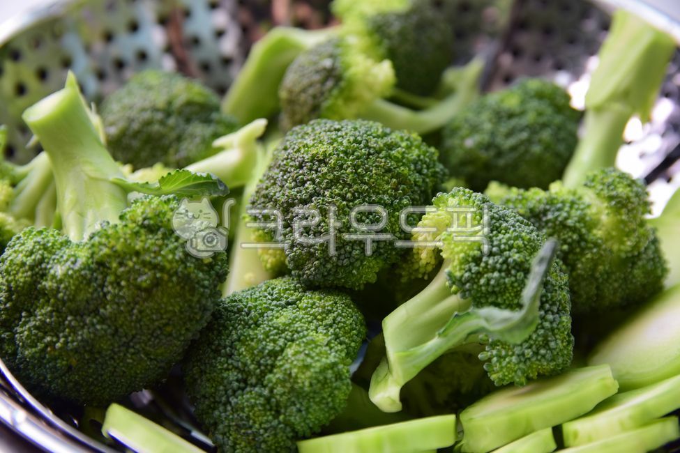 Fresh,cut,stainless steel,broccoli,vegetable,pot,ingredients,diet,flashlight,cropped,green,steamer,health,Subdivision,vitamin,food,stainless,foodreserves,cutting,animated,fresh,brocoli