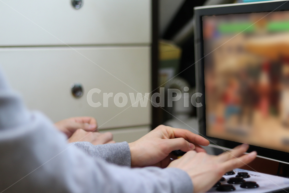 손,게임,대결,승부,hands,game,videogame,entertainment,rival,match,fight,contest,오락기,사람,인물,인간,human,person,신체일부,몸,body,게임,오락,놀이,game,play