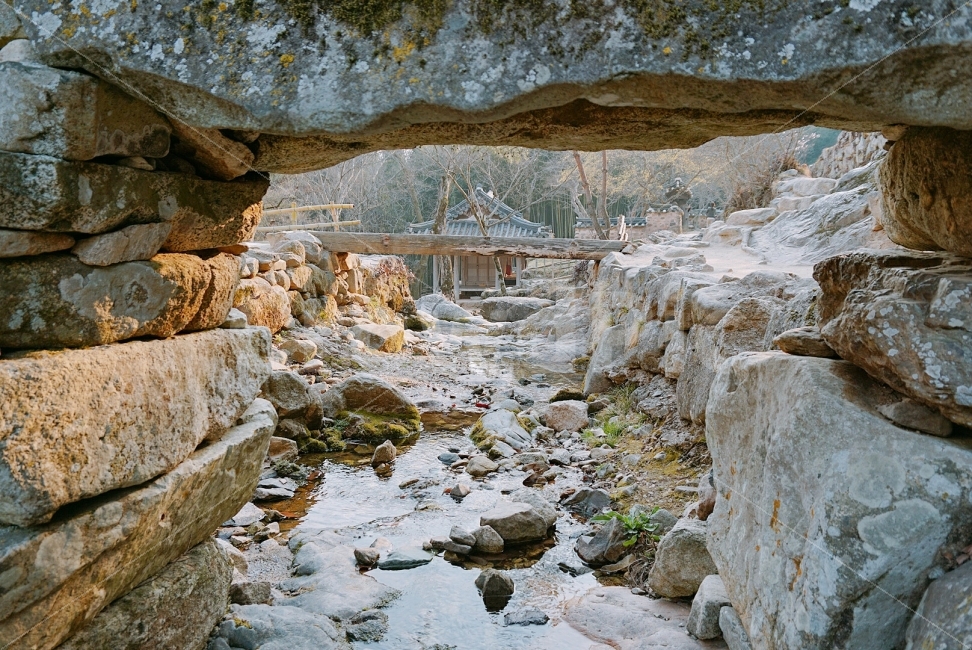 여행,travel,여행사진,국내여행,혼자여행,사진,담양,담양여행,배경사진,배경,이쁜사진,색감,색감좋은사진,소쇄원,절,암자,다리밑,틈으로본풍경,풍경,풍경사진,겨울끝,겨울의끝자락,한옥,한국전통,한국문화,korean traditional,korean culture,자연,풍경,nature,landscape,rubble,파편,slate,슬레이트