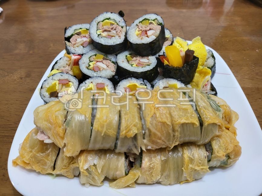 김밥,참치김밥,김치김밥,참치마요네즈김밥,묵은지,김치,단무지,김,햄,맛살,계란,우엉,밥,참치,마요네즈,깻잎,음식,먹다,식사