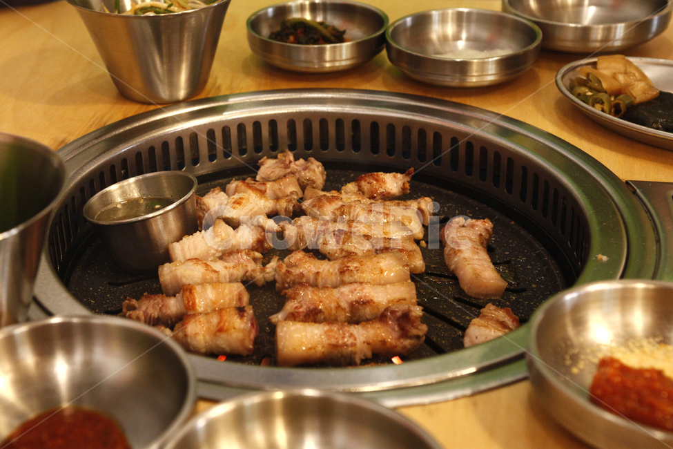 고기,삼겹살,오겹살,불판,식당,식사,한식,pork,meat,koreanfood,bbq,구이,굽다,음식,한국음식,한국요리,고기집,안주,먹방,회식,맛집,삼겹,돼지고기,흑돼지,음식,식재료,요리,food,cook,meal,dishes,food reserves,육류,고기,meat,한식,한국음식,한국요리,korean food,korean dishes,korean meal,korean cook