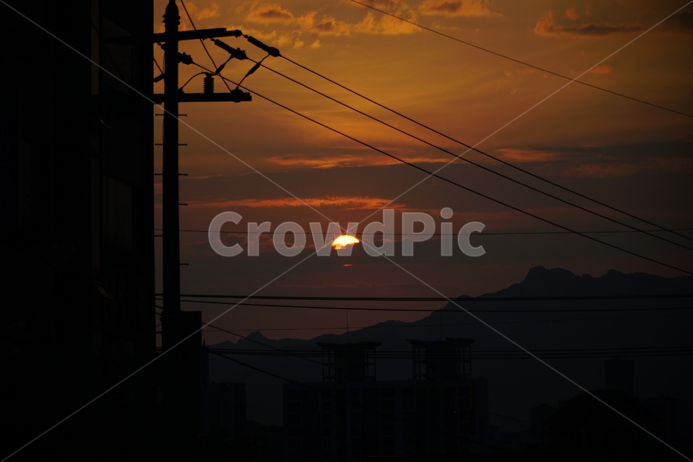 석양,노을,저녁,해,태양,서울,한국,도시,건물,빌딩,korea,seoul,sun,citi,building,실루엣,sunset,햇빛,하늘,구름,sky,cloud,오후,명암,산,산맥,산등선,전봇대,전선,전깃줄